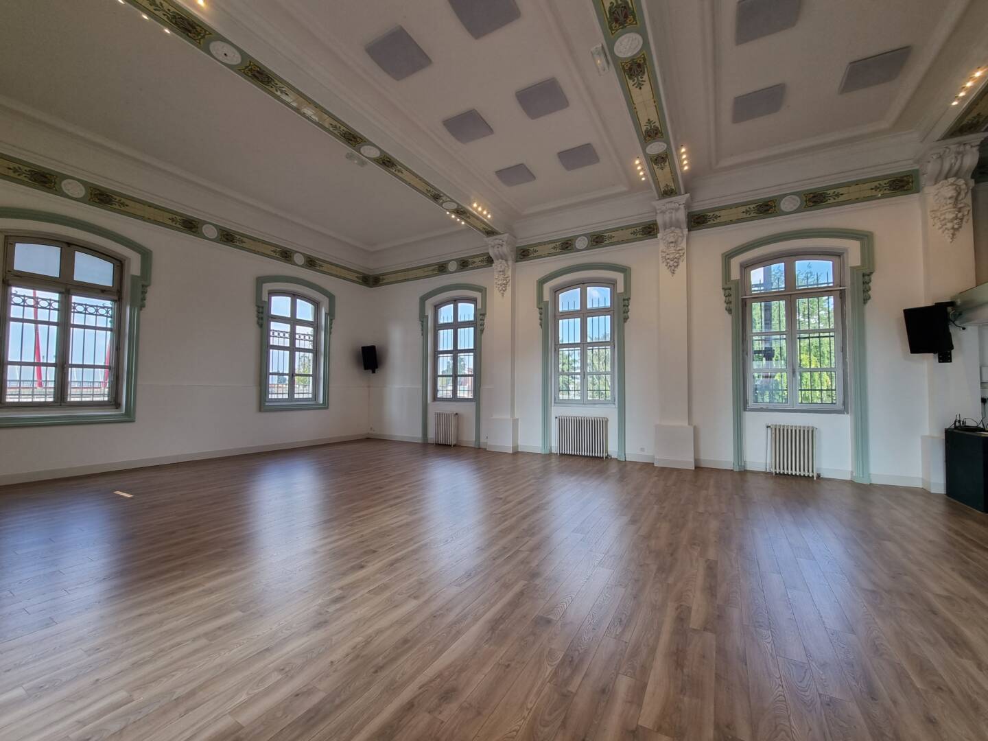 Studio Les Lions – grand studio lumineux avec parquet et hautes fenêtres