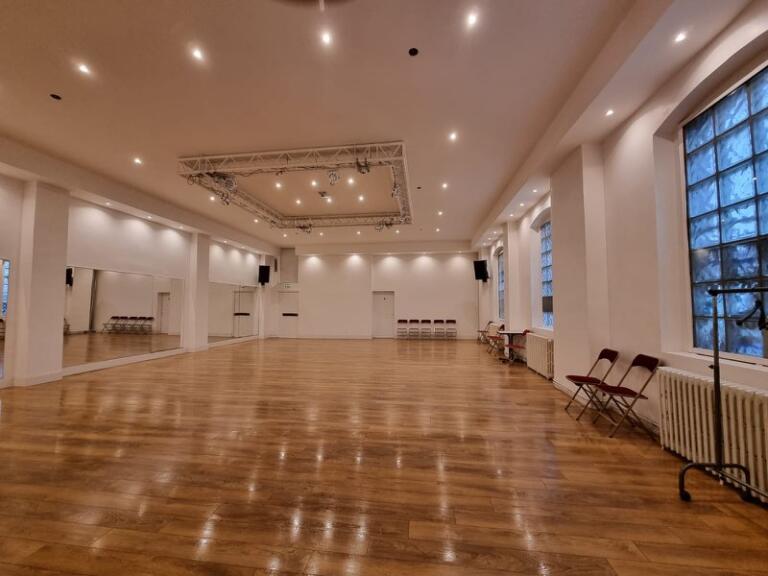 Studio Le Quai – parquet et grandes fenêtres